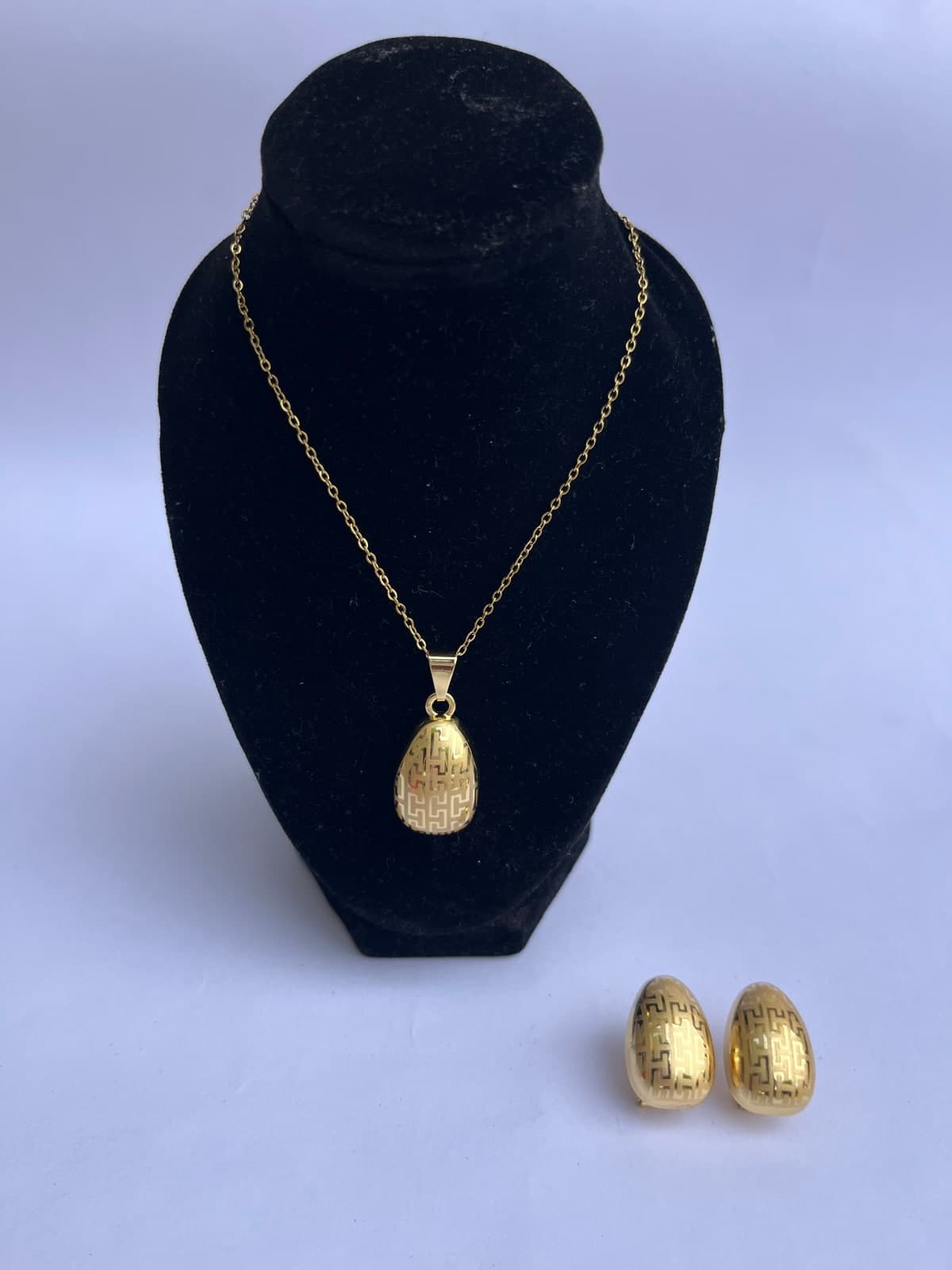Golden Maze Pendant and Earrings set